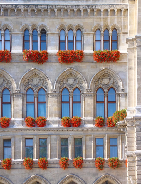 Facciata in architettura gotica con decorazioni in stile gotico e finestre con vetri Colori vivaci