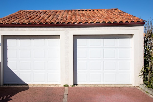 Facciata nuova porta di casa bianca moderna doppia due garage di casa residenziale