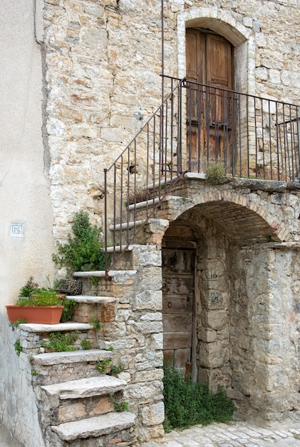 Facciata pittoresca di una vecchia casa di pietra