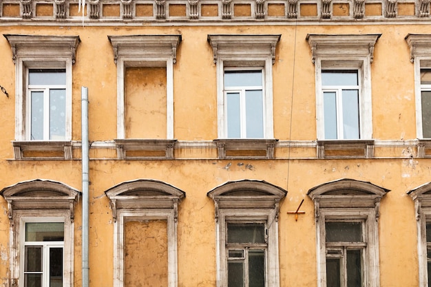 Facciata squallida di vecchia casa urbana a Mosca