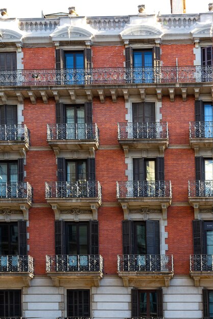 Facciata tipica dell'edificio con balconi a Barcellona, Spagna