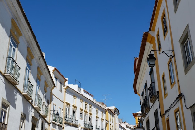 Facciate autentiche di edifici portoghesi classici sulle strade di Evora Portogallo