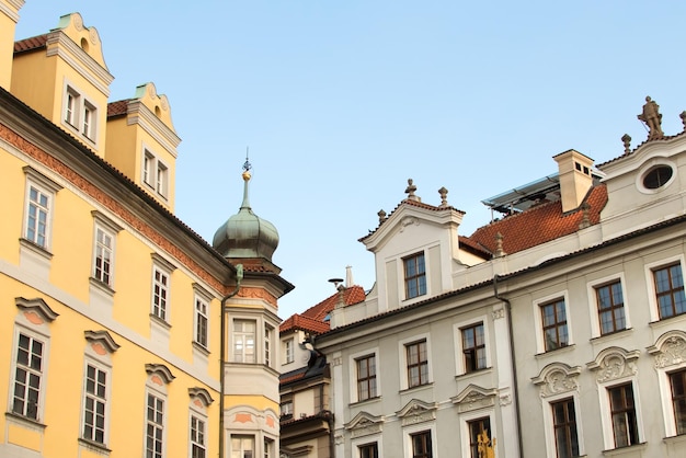 Facciate bellissimo edificio antico con cupola e stucco