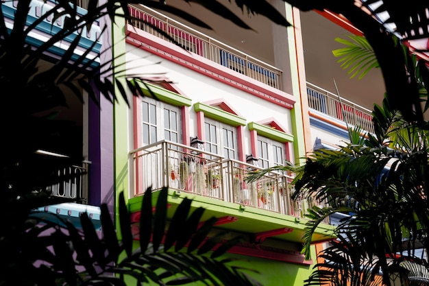 Facciate colorate delle case e balconi decorati in metallo
