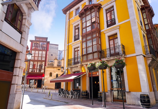 Facciate del villaggio di Llanes nelle Asturie in Spagna