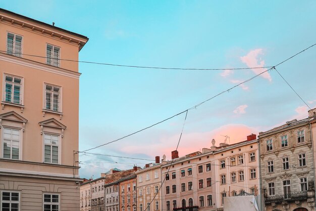 Facciate di case nei vecchi edifici di Leopoli contro il cielo