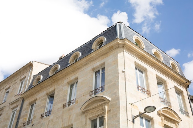 Facciate di edifici antichi ed eleganti a Bordeaux