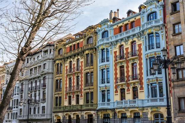 Facciate di edifici pittoreschi di stile modernista e colori sorprendenti nel centro di Oviedo Asturias Spagna