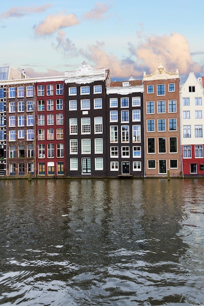 Facciate di edifici storici sulle acque del canale, Amsterdam, Paesi Bassi