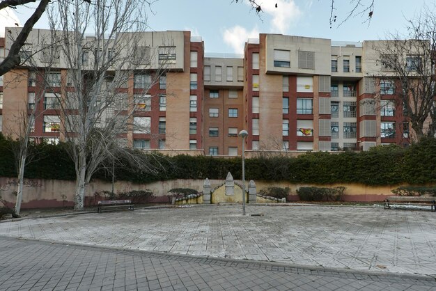 Facciate di un edificio residenziale con tubi di riscaldamento e giardini alberati