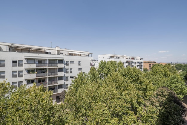 Facciate di urbanizzazione di edifici residenziali con giardini molti alberi frondosi e aree comuni