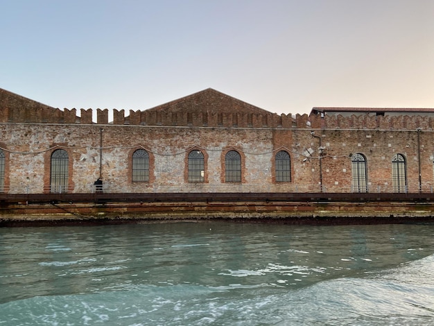 Facciate di vecchie scorte sul lungomare nella città di Venezia