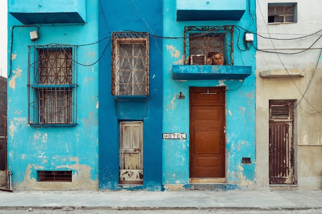 Facciate dipinte ruvide di edifici con sbarre alle finestre Havana Cuba