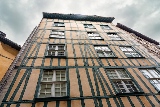 Facciate tipiche con finestre pittoresche e architettura antica a bayonne francia