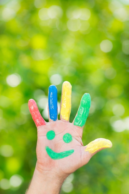 Faccina a disposizione su sfondo verde primavera