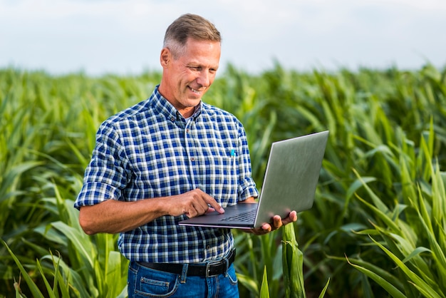 Faccina agronomo utilizzando un computer portatile