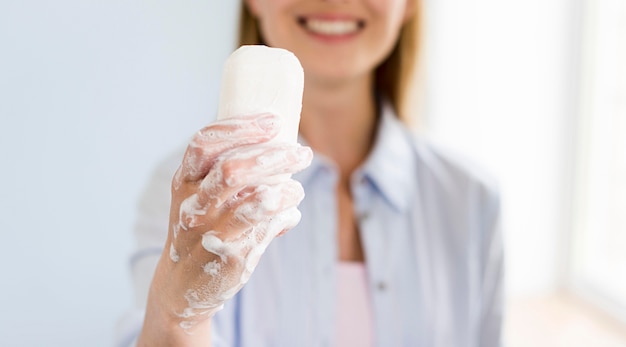 Faccina di sapone della holding della donna di smiley