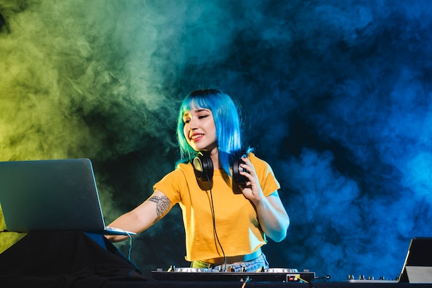 Faccina dj femmina che controlla l'atmosfera