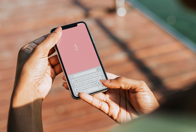 Faccina sorridente di texting della donna
