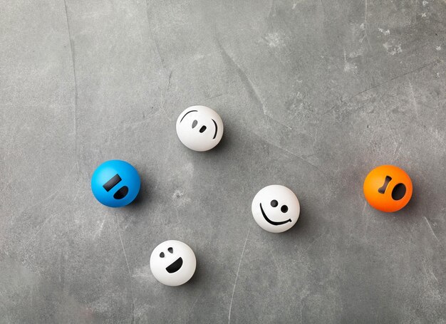 Faccine sorridenti su sfondo grigio scuro