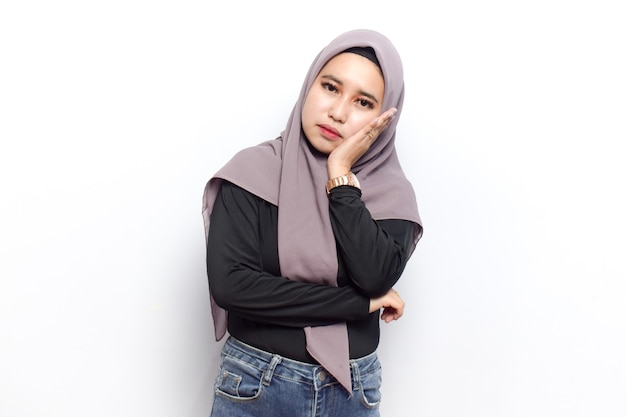 Facendo qualche posa di giovani belle donne asiatiche musulmane vestono velo Hijab e camicia nera