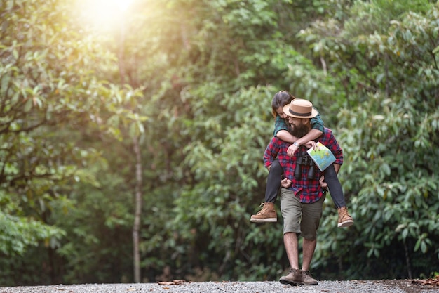 Facendo un&#39;escursione nel modo di vivere. Nella foresta pluviale, gli escursionisti preferiscono le escursioni.