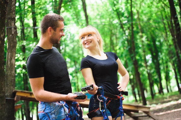 Facendo un'escursione nel parco della corda due giovani.