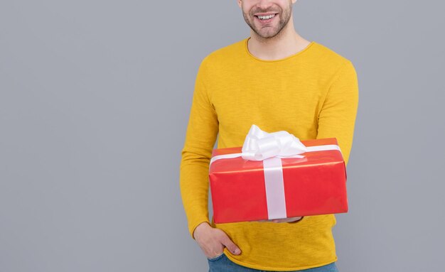 È facile da dare. La vista ritagliata dell'uomo felice regala un regalo. Pacco regalo. Regalo di compleanno. Regalare. Per ogni esigenza, copia spazio.