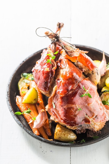 Fagiano fatto in casa con pancetta e verdure e spezie