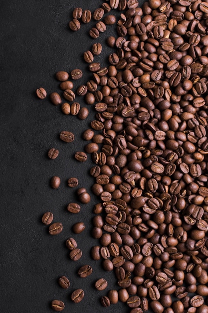 Fagioli arrostiti di caffè raffinato su fondo nero