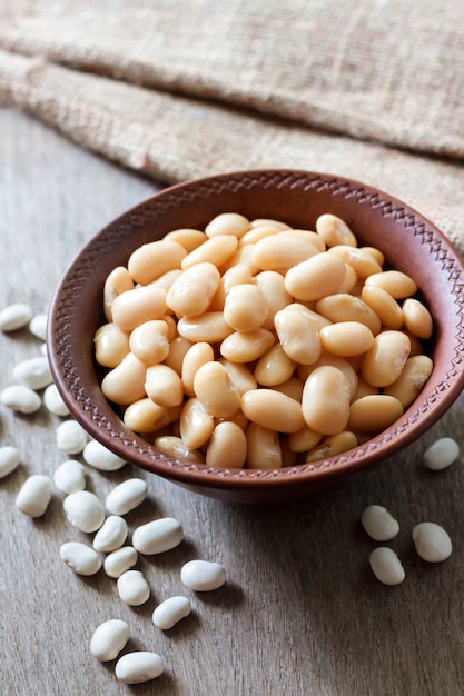 Fagioli bianchi bolliti in una ciotola rustica