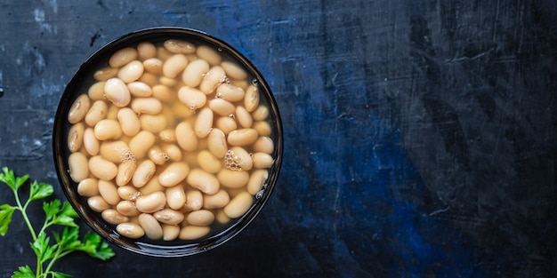 fagioli bianchi cotti pronti da mangiare fagioli bolliti legumi sul tavolo