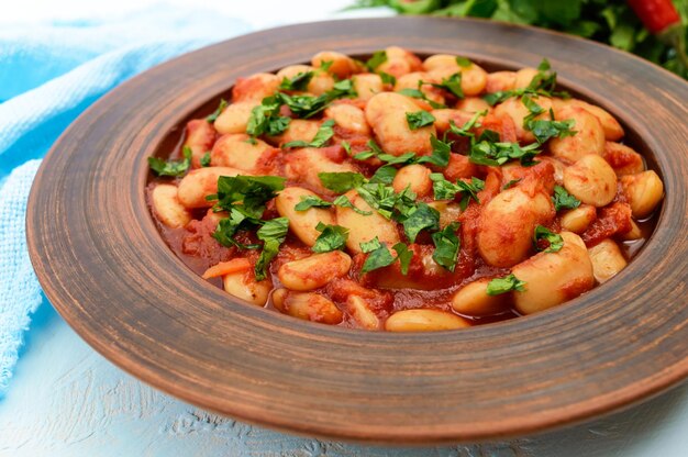 Fagioli bianchi in salsa di pomodoro in agrodolce