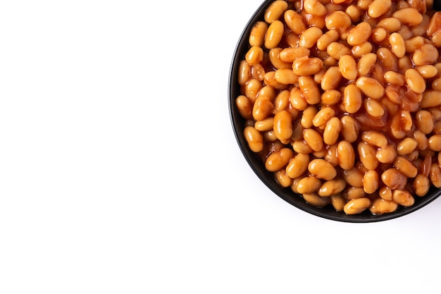 Fagioli bianchi in salsa di pomodoro isolati su sfondo bianco