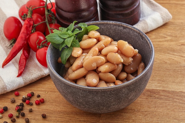 Fagioli bianchi in scatola nella ciotola spuntino