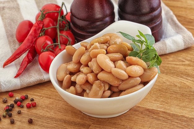 Fagioli bianchi in scatola nello spuntino della ciotola