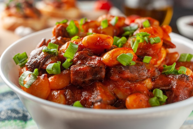 Fagioli bianchi in umido con funghi e pomodori