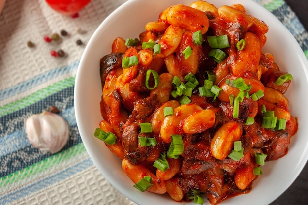 Fagioli bianchi in umido con funghi e pomodori