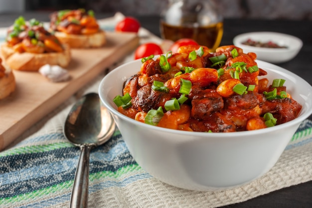 Fagioli bianchi in umido con funghi e pomodori