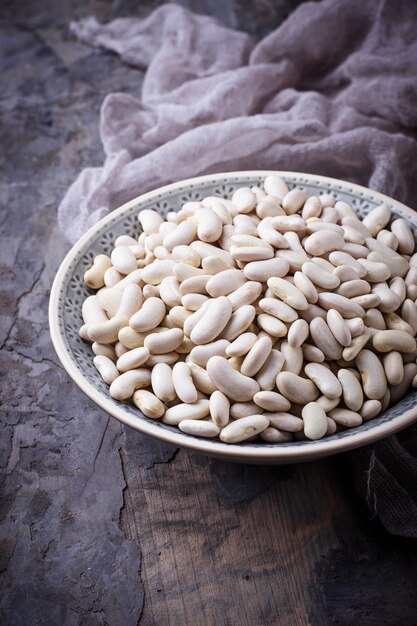 Fagioli bianchi in una ciotola. Messa a fuoco selettiva