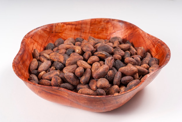 Fagioli del cacao in un bown di legno