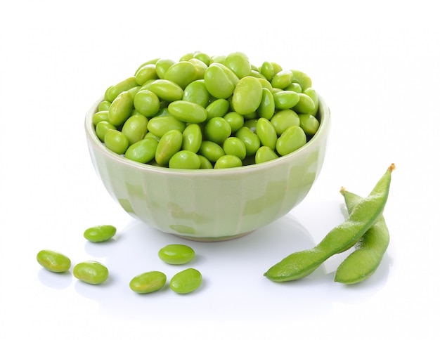 Fagioli della soia di Edamame in ciotole su fondo bianco