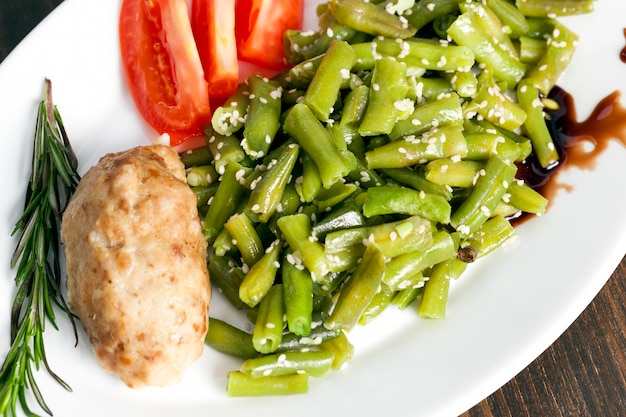 Fagioli di asparagi al forno con semi di sesamo e cotoletta di carne