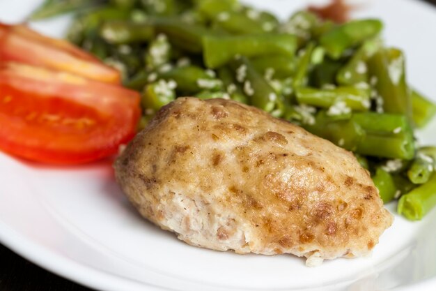 Fagioli di asparagi al forno con semi di sesamo e cotoletta di carne