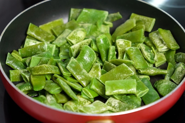 Fagioli di asparagi tritati congelati Sfondo di alimenti vegetali freschi crudi Concetto di cottura