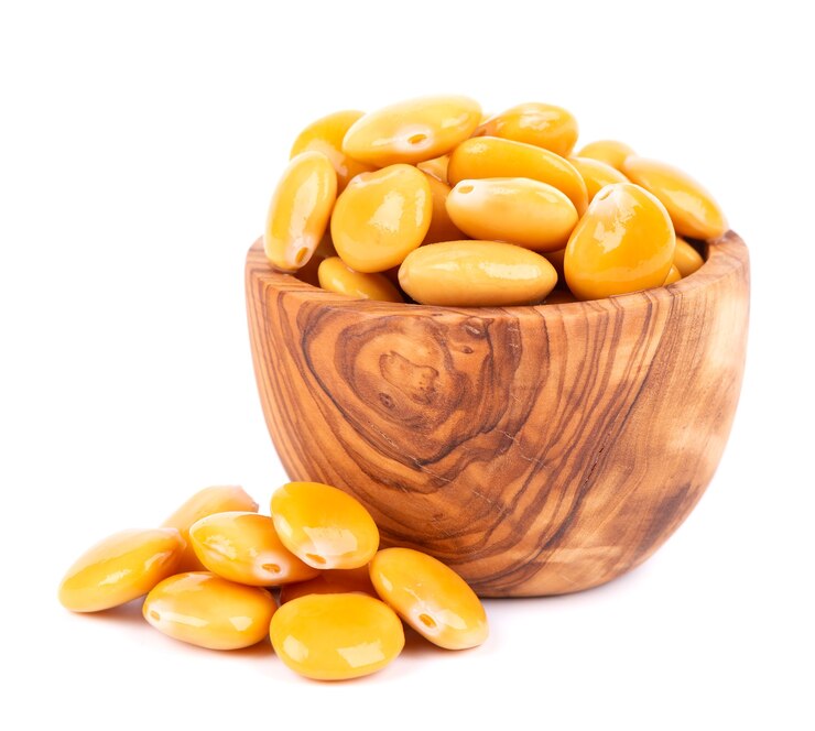 Fagioli di lupino giallo sott'aceto in ciotola di olive isolati su sfondo bianco tournus lupino conservato