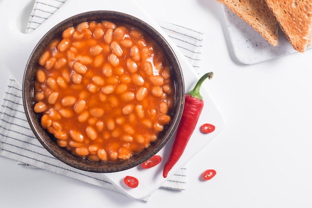 Fagioli di peperoncino sul fondo della tavola di legno. Fagioli e cibo messicano vegetale.