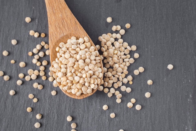 Fagioli di quinoa in ciotola su legno rustico