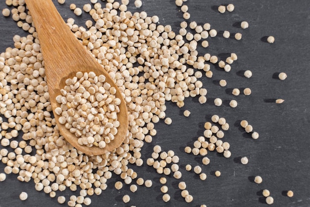 Fagioli di quinoa in ciotola su legno rustico