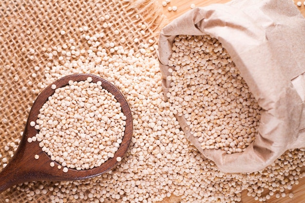 Fagioli di quinoa in una ciotola su fondo di legno